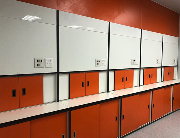 சிறிய லேமினேட் அலமாரிகள்